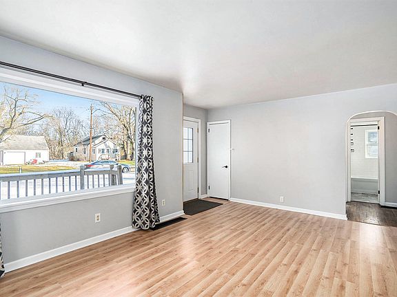 5th image of 90 Moffett Ave