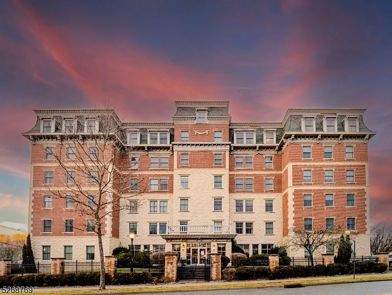 2 bed, 1.0 bath, $1,895 — Photo 1