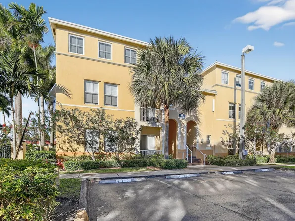 100 Jacaranda Country Club Drive #101, Plantation, FL 33324