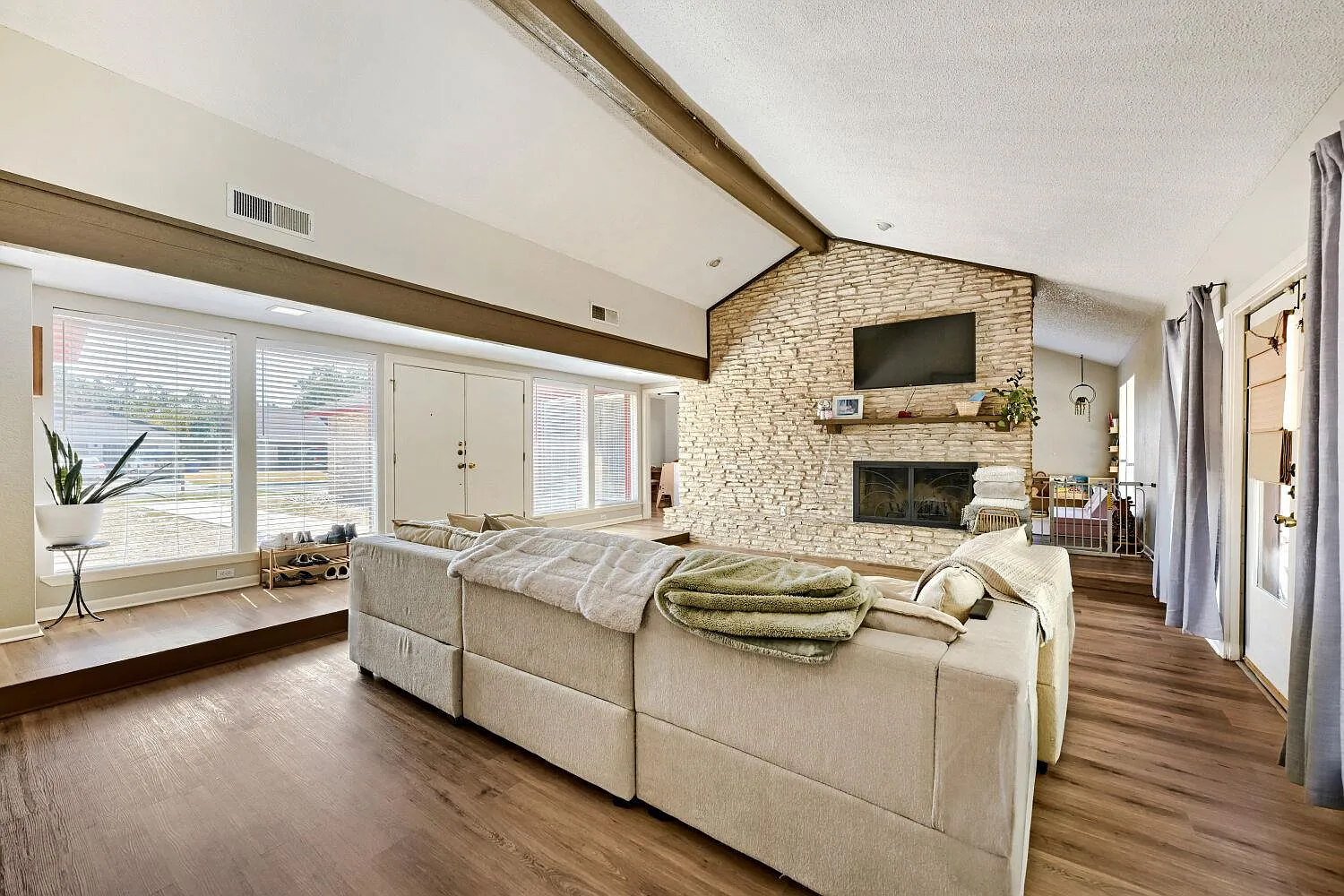 14 bed, 2.0 bath, 1922 sqft, $2,760 — Photo 4