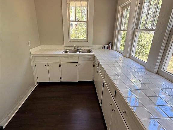 5th image of 655 Mandrell St