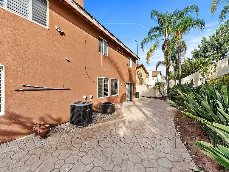 1358 Baldwin St — Photo 33