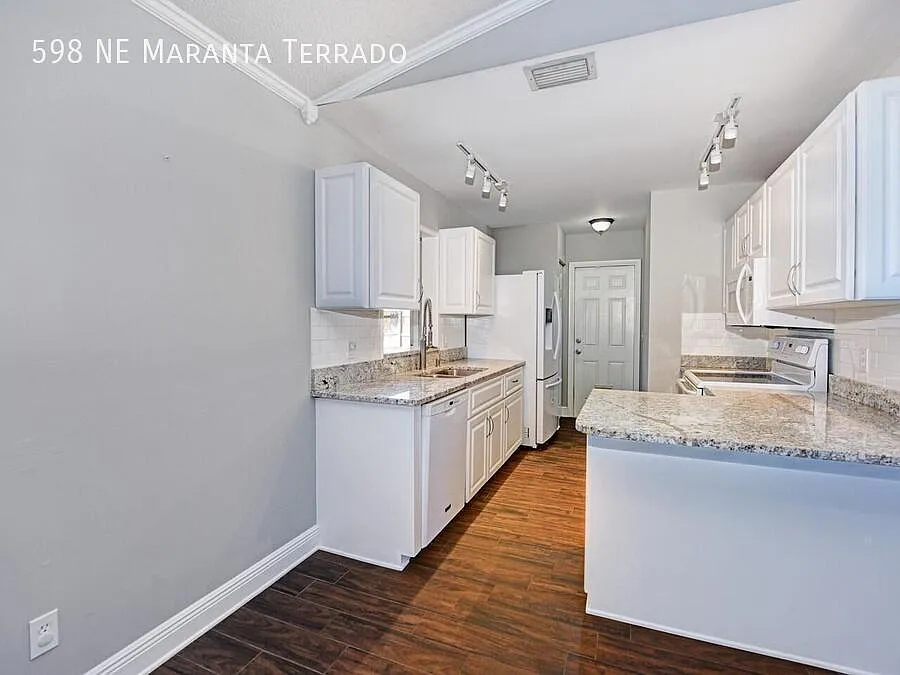 598 NE Maranta Terrado — Photo 4