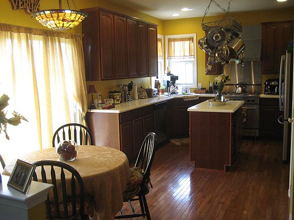 Eat-in Kitchen w Cherry Cabinets