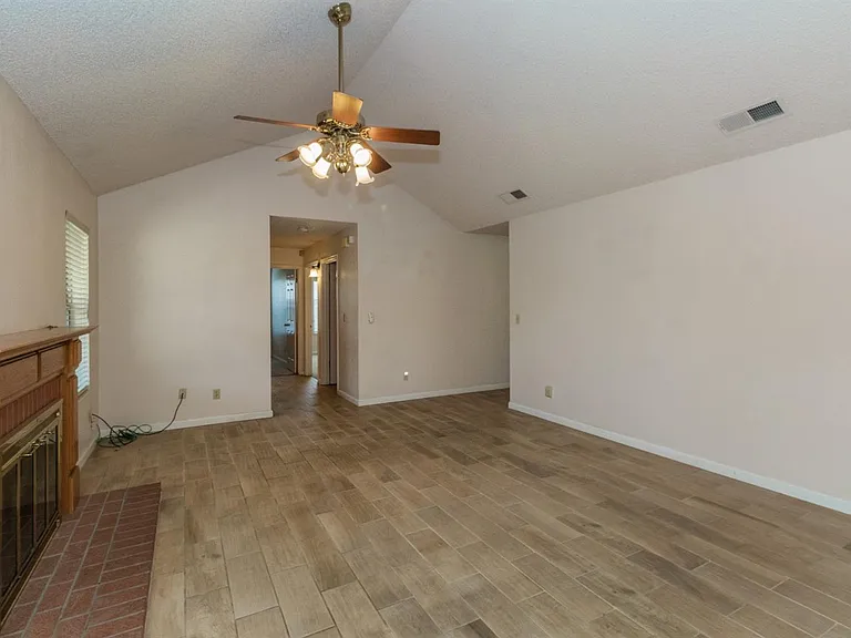 1067 E Portland Ave — Photo 6