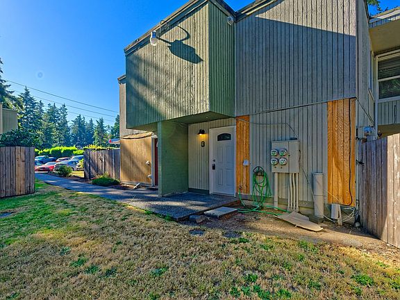3rd image of 13063 Pacific Hwy SW Unit C