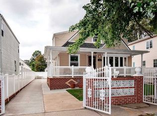 8022 261st St, Glen Oaks, NY 11004