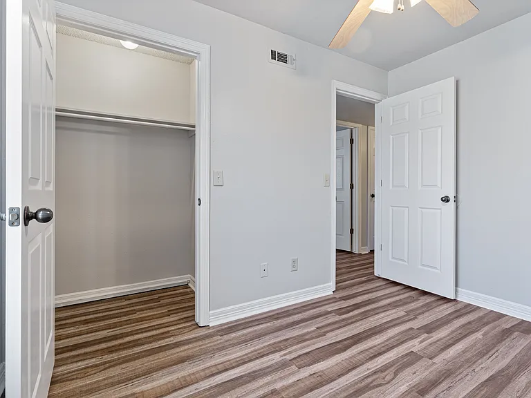 884 W Holly St — Photo 8