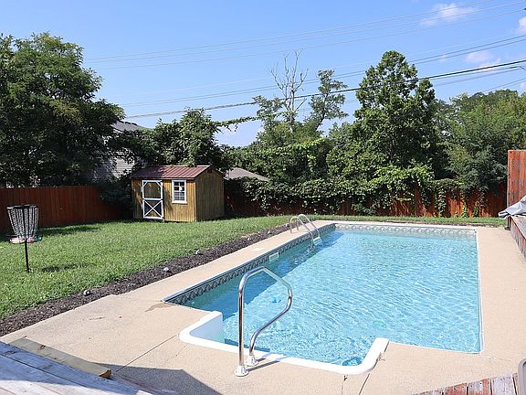 2nd image of 3825 Camelot Dr