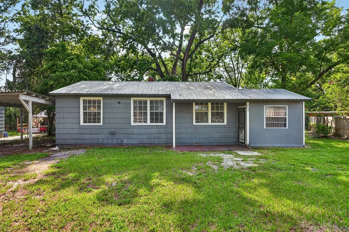 3 bed, 1.0 bath, 1018 sqft, $1,600 — Photo 1