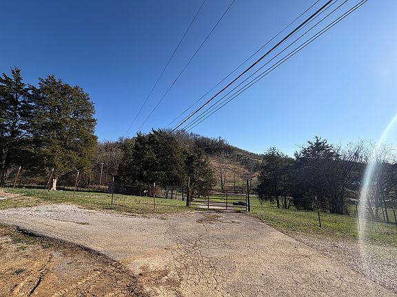 5th image of 906 Bay Rd