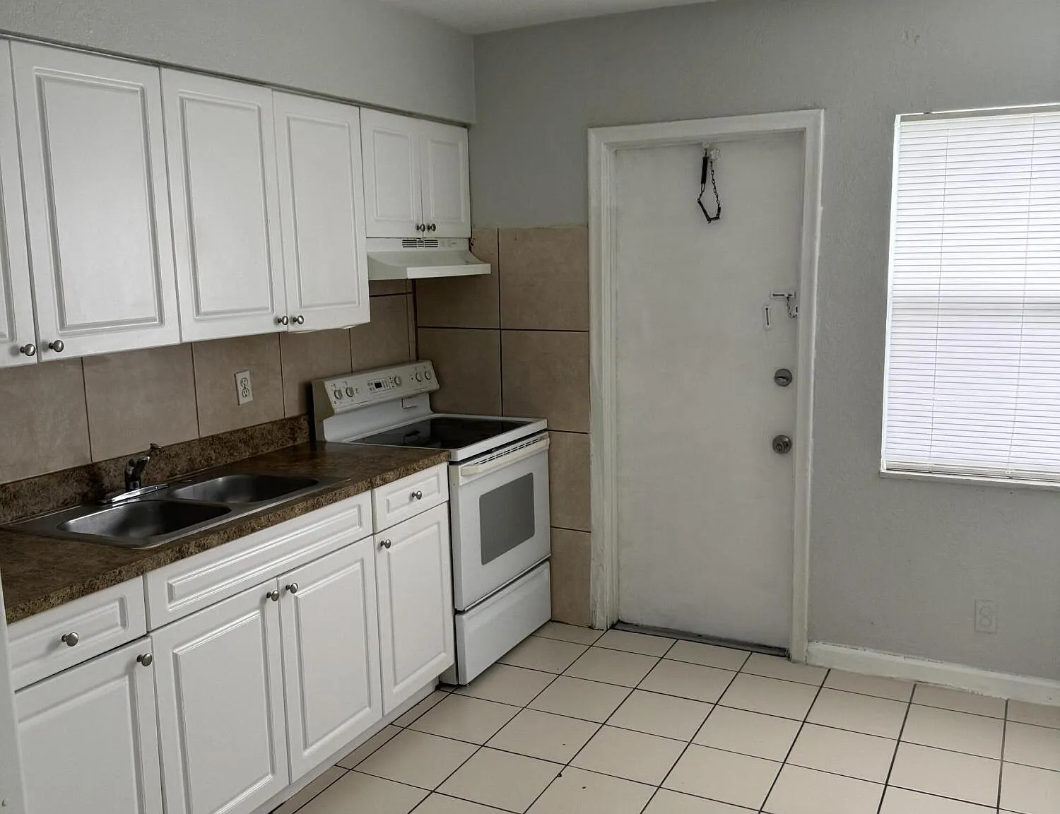 2 bed, 1.0 bath, 800 sqft, $1,800 — Photo 3