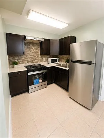 3 bed, 2.0 bath, 1300 sqft, $1,700 — Photo 4