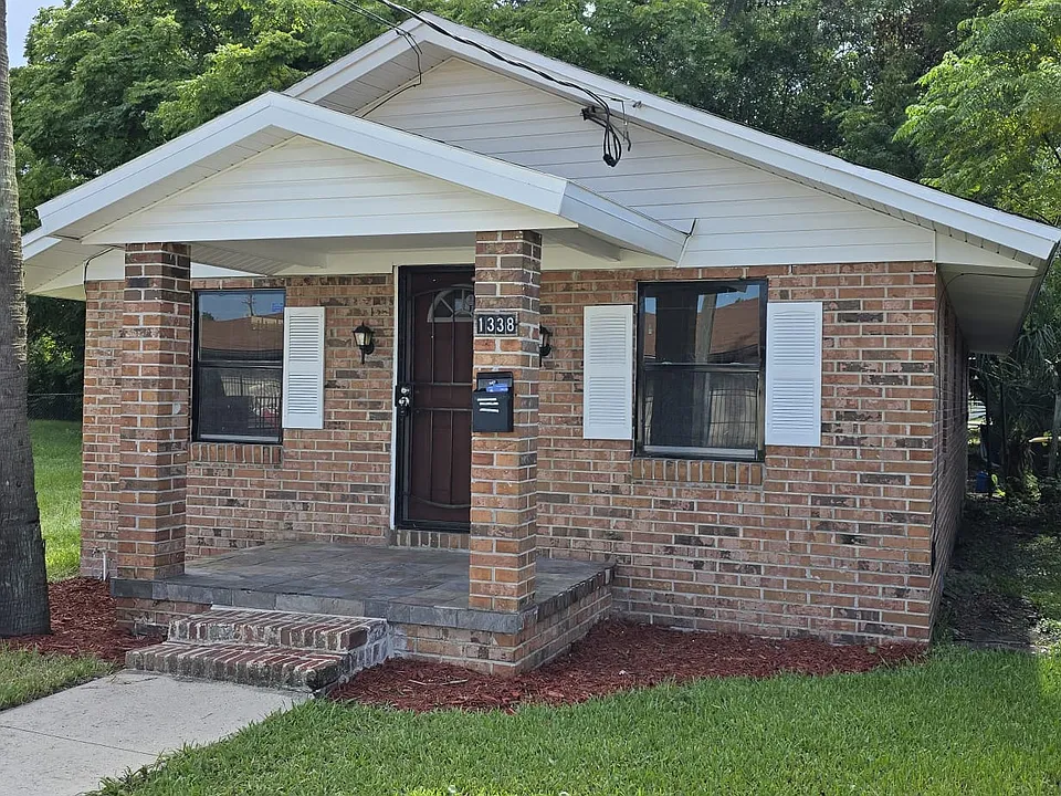 1338 Weare St
