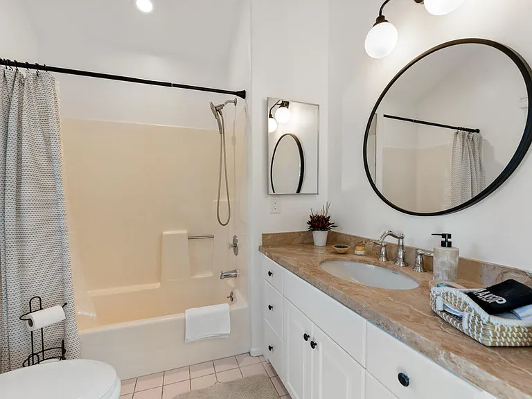 2570 Lillie Ave — Photo 31