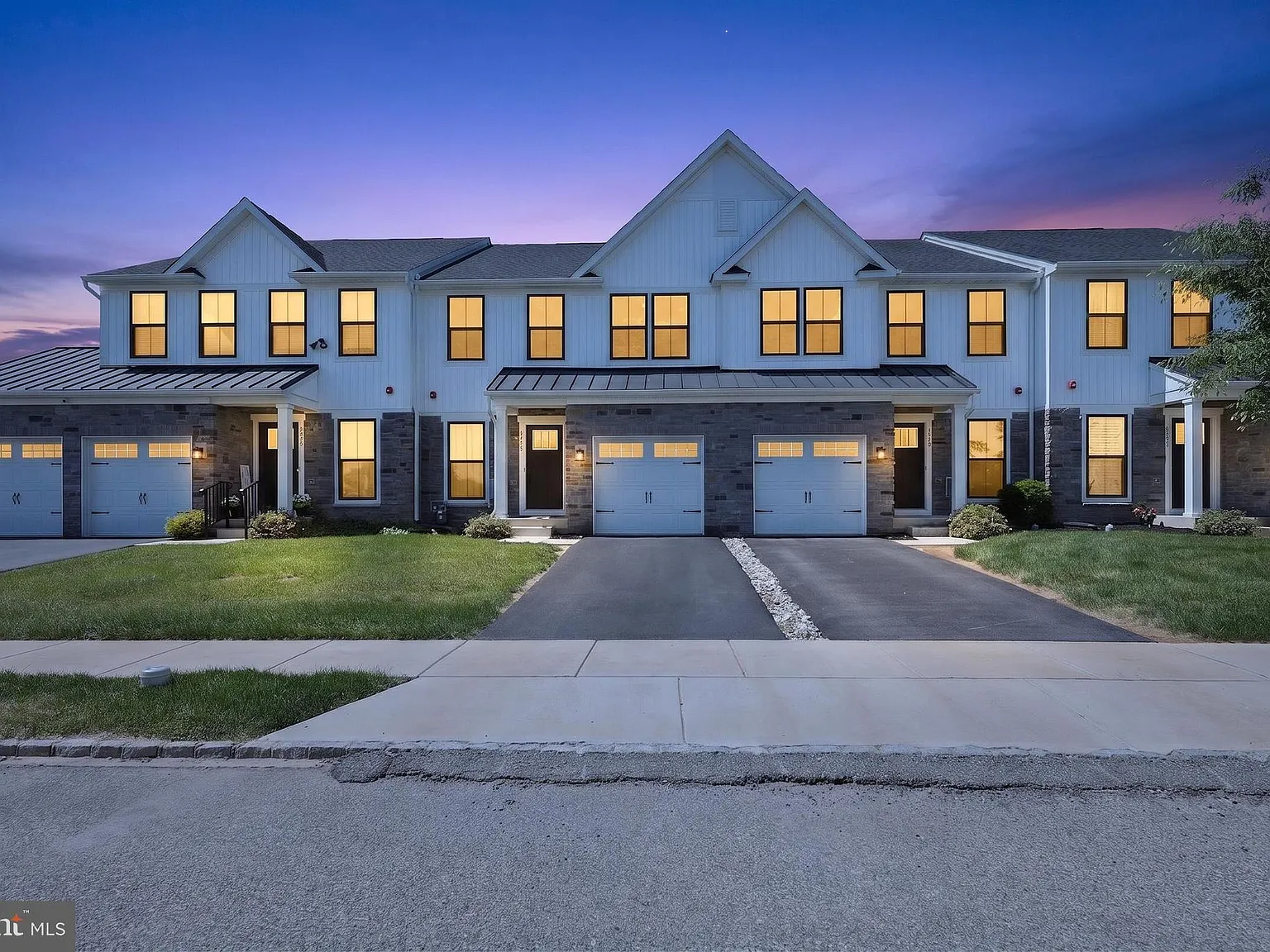 3 bed, 3.5 bath, 2570 sqft, $3,800 — Photo 3