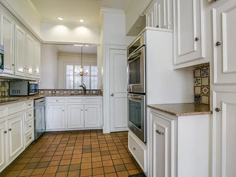 4110 Lovers Ln — Photo 18