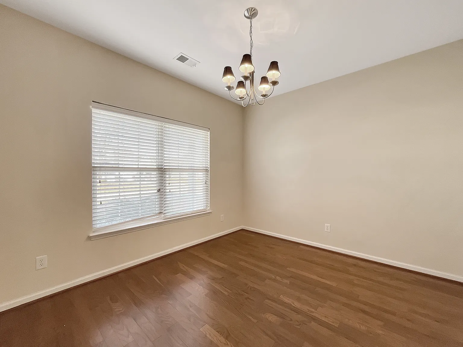 6 bed, 3.5 bath, 2948 sqft, $3,200 — Photo 4