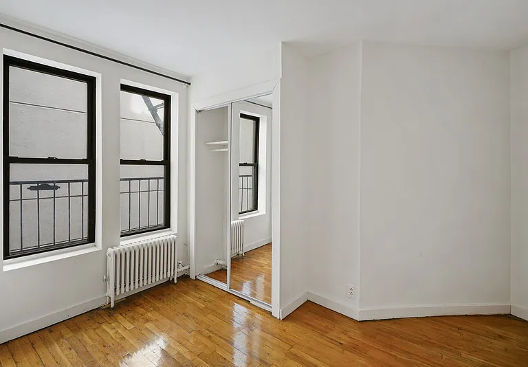 242 E 10th St #19 — Photo 4