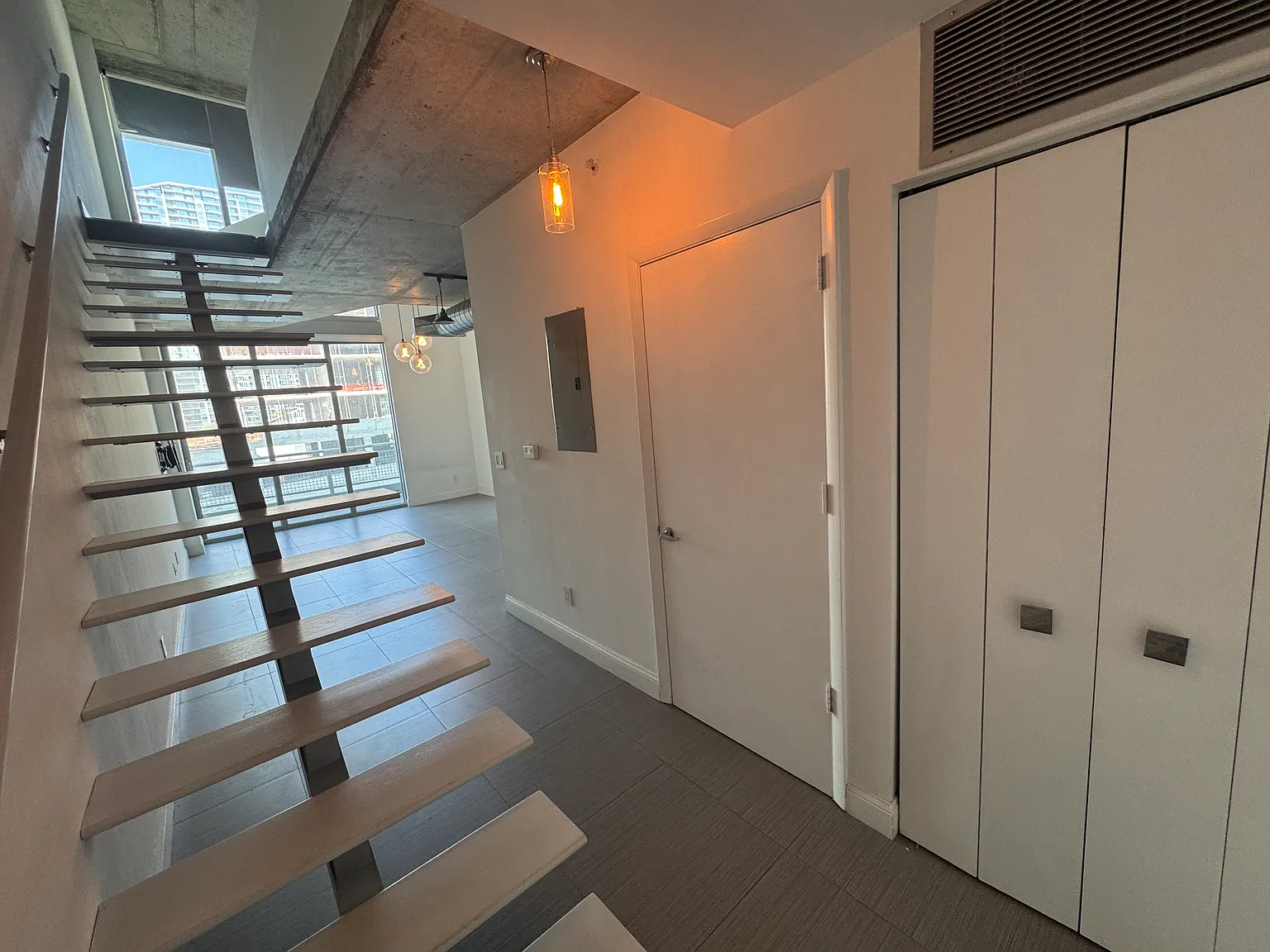 1 bed, 1.5 bath, 795 sqft, $3,100 — Photo 2