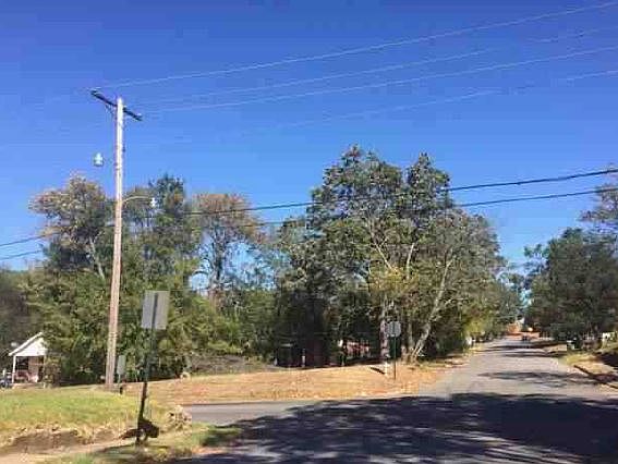 2nd image of 2000 S Maple St