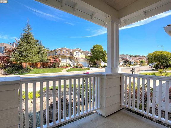 3rd image of 25109 Valley Oak Dr