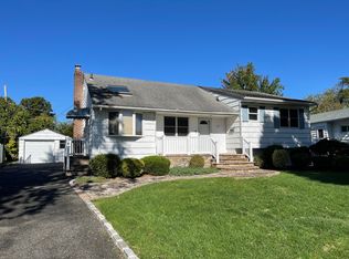 43 Shelter Hill Rd, Plainview, NY 11803