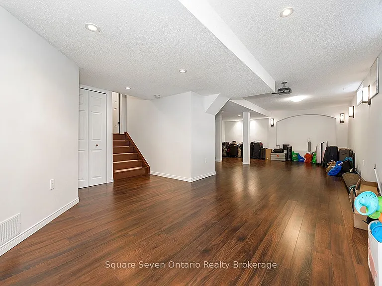 635 Commonwealth Cres — Photo 33