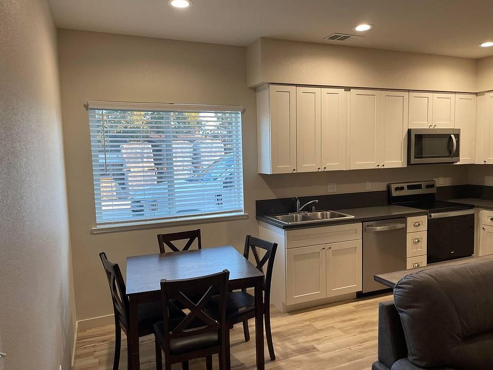 2nd image of 90 Pedras Rd #102