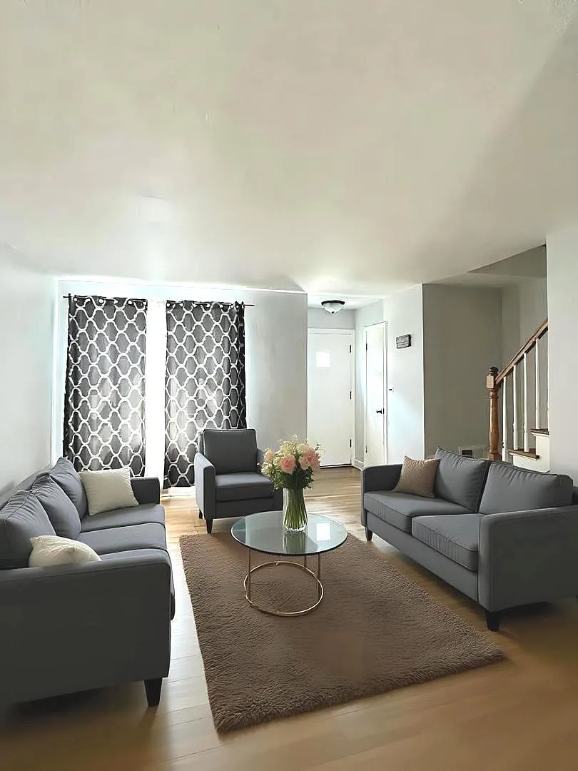 2 bed, 1.0 bath, 2000 sqft, $2,395 — Photo 3