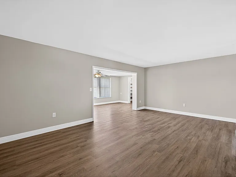 1528 Chevy Chase Dr — Photo 17