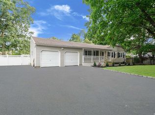 594 Easton St, Ronkonkoma, NY 11779