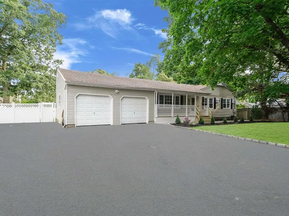 594 Easton Street, Ronkonkoma, NY 11779