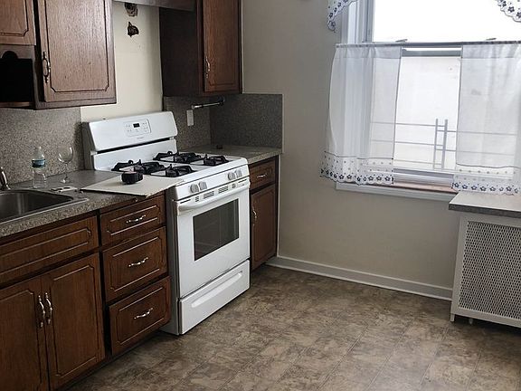 3rd image of 586 Fort Hill Pl #2