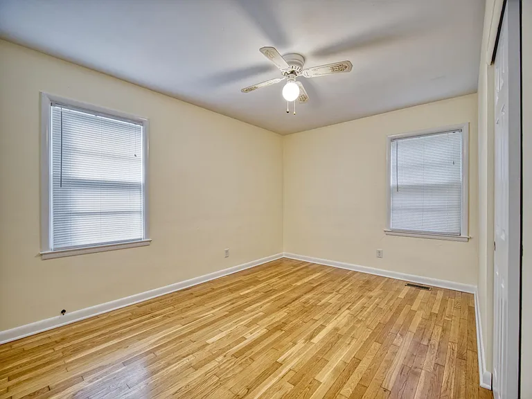 160 E Lowry Ln — Photo 14
