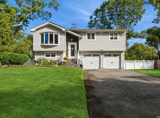 33 Ronde Dr, Commack, NY 11725