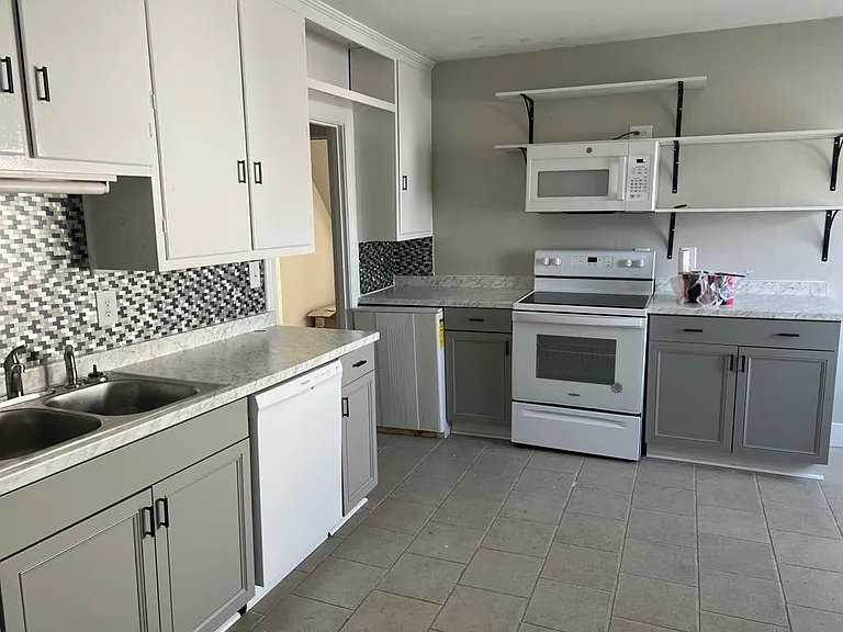 2702 Holt Ln — Photo 8