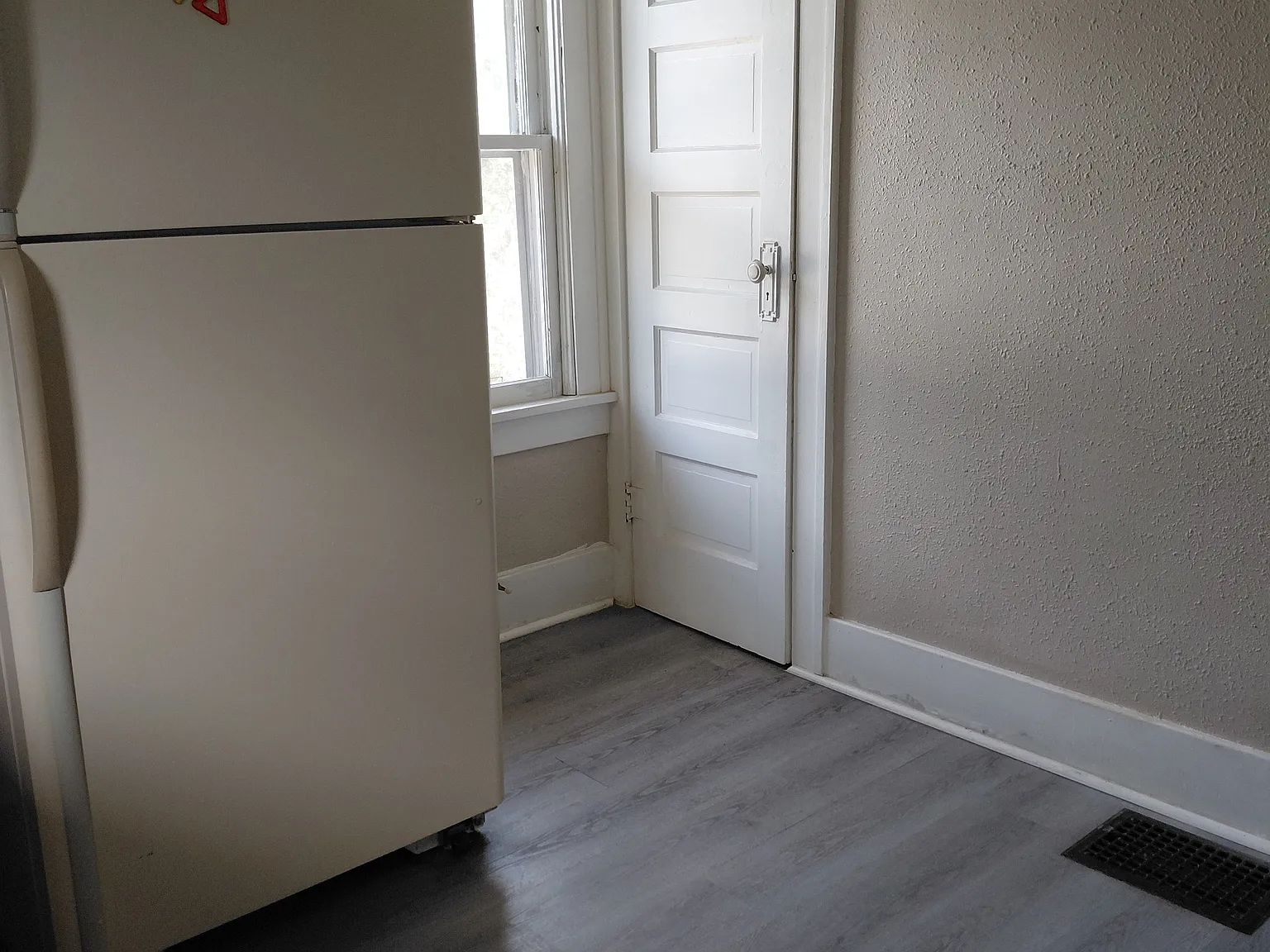 2 bed, 900 sqft, $1,090 — Photo 3