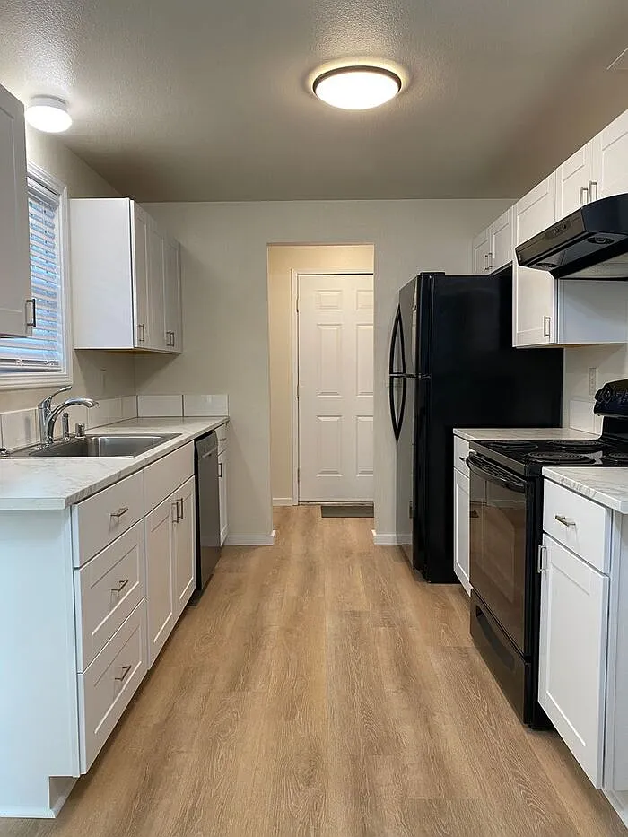 3 bed, 1.0 bath, 1004 sqft, $2,300 — Photo 3