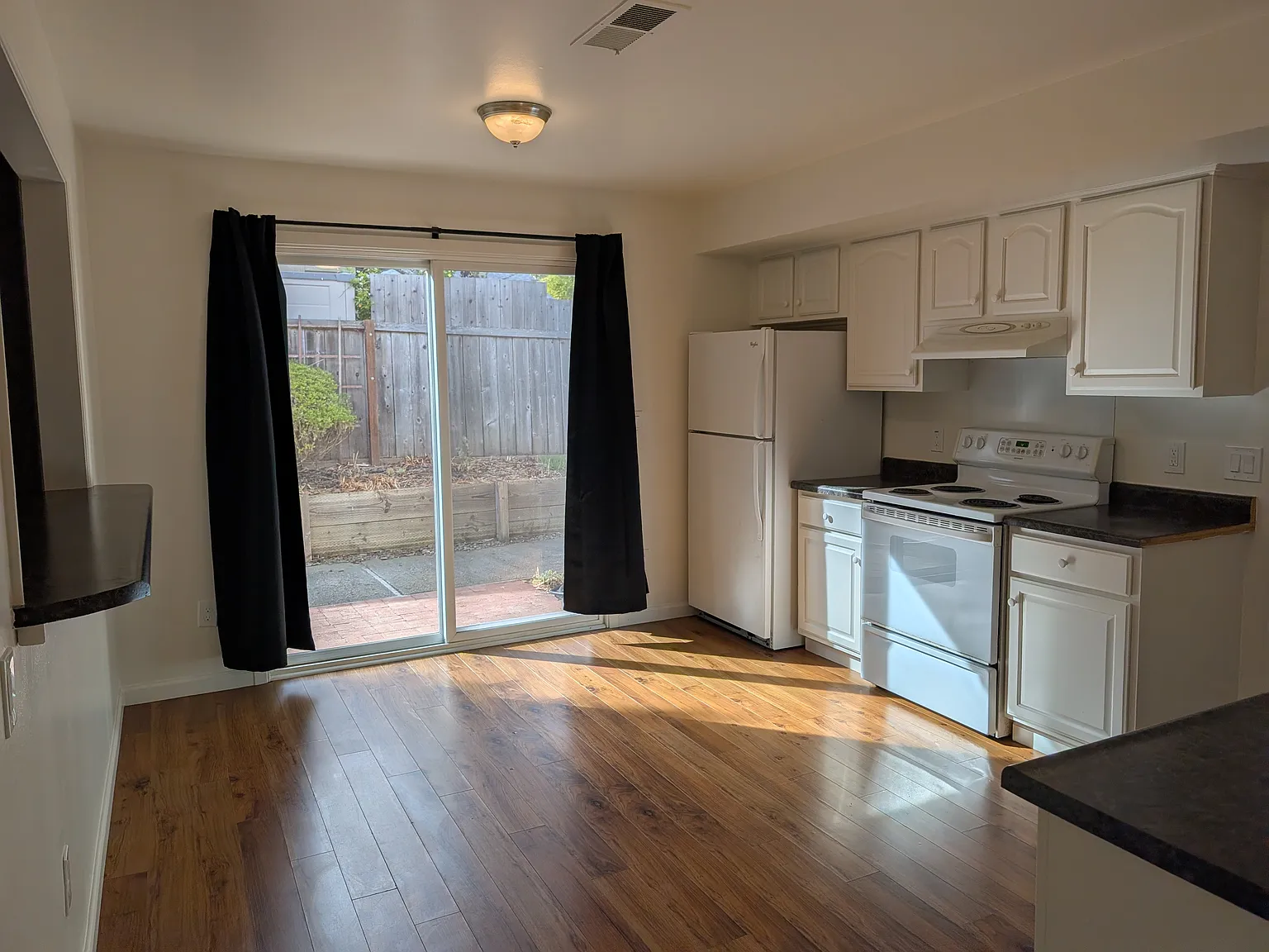 3 bed, 1150 sqft, $4,600 — Photo 3