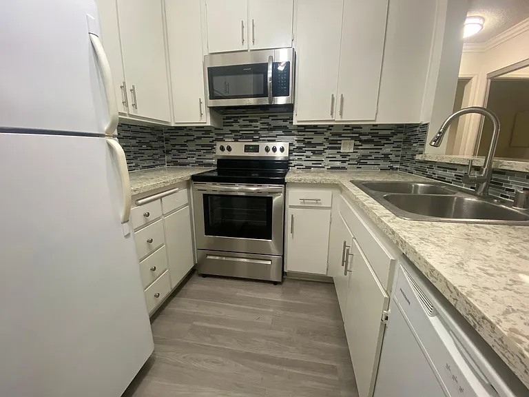 Chateau Garnet Apts. — Photo 24
