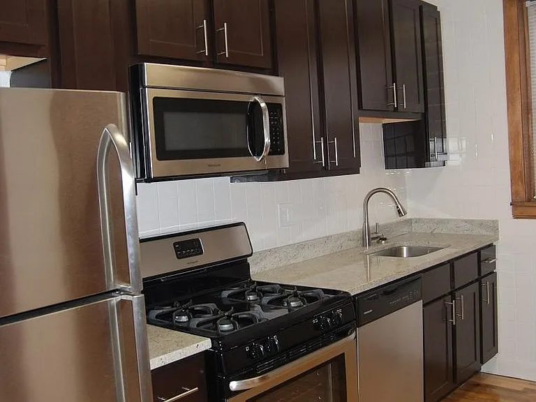 1535 West Addison — Photo 7
