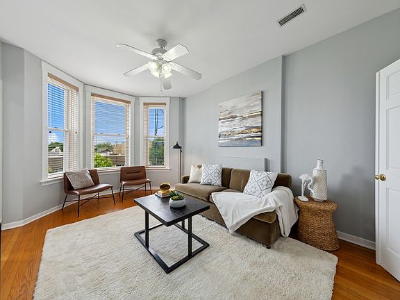 2nd image of 1929 W Irving Park Rd APT 4