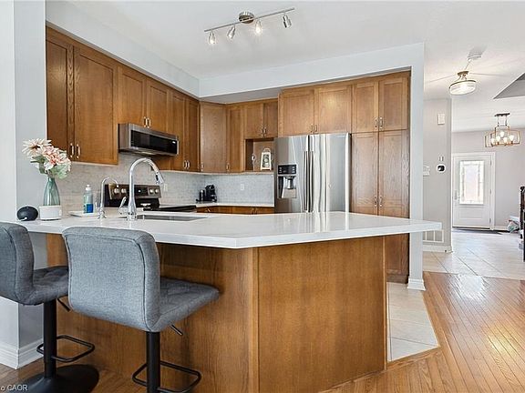 5th image of 2092 English Cres