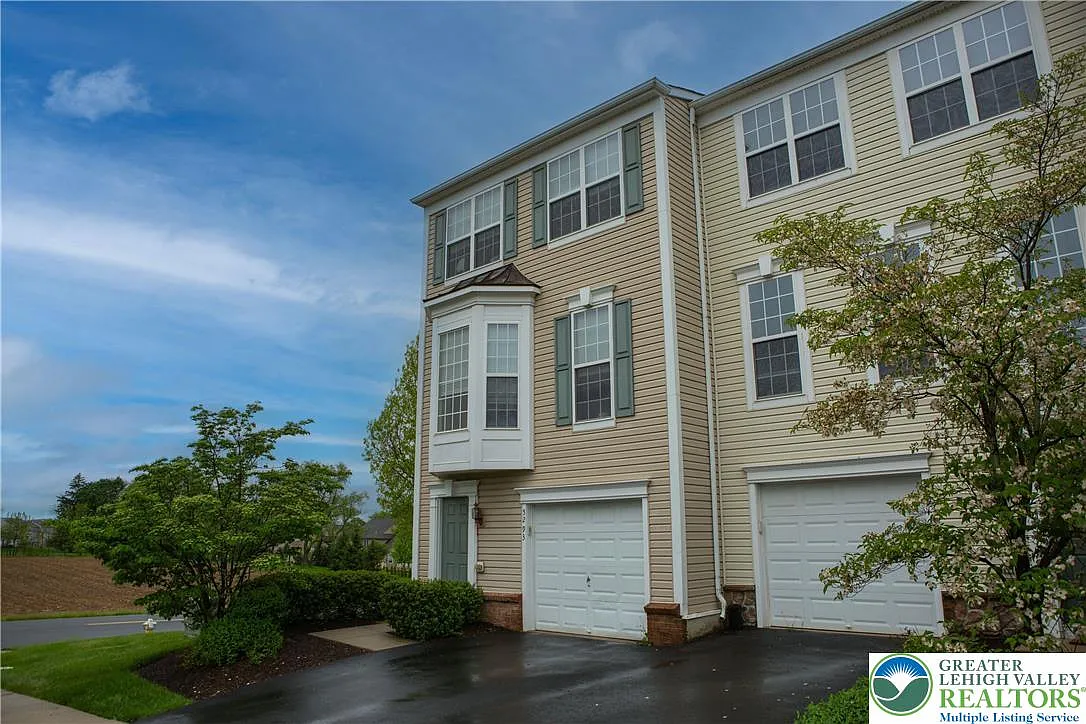 4 bed, 2.5 bath, 2032 sqft, $2,650 — Photo 3