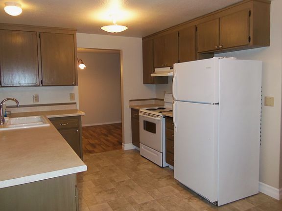 Kitchen Facing Dining Rm