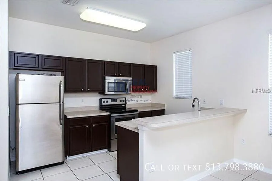 For Rent 3 Bed, Beautiful Townhome In Gated Lake Brandon Community — Photo 4