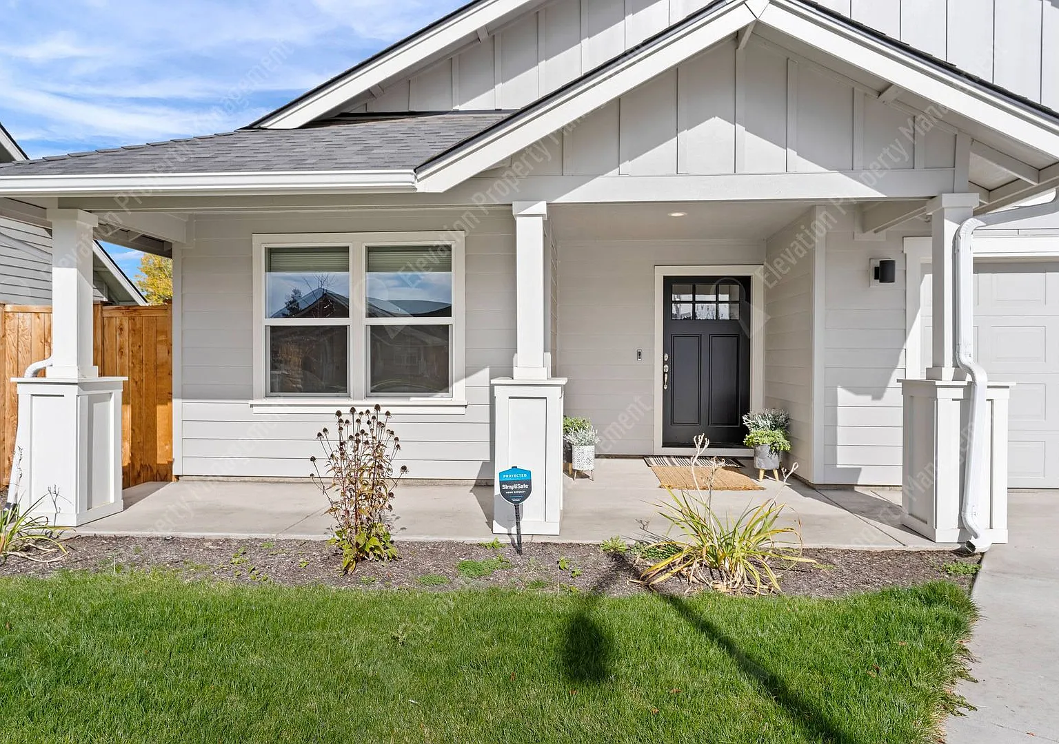 3BR - 2BA Modern Living in a Quiet Cul-de-Sac — Photo 2