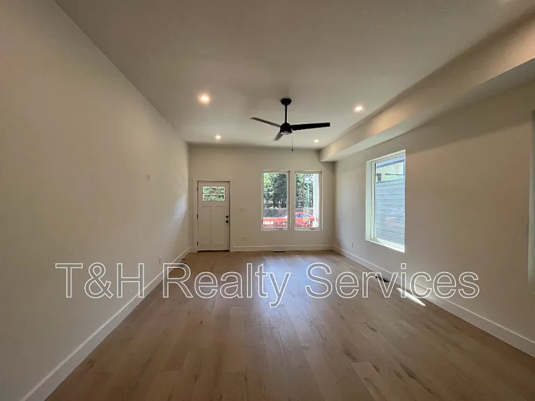 930 Woodlawn Ave — Photo 7