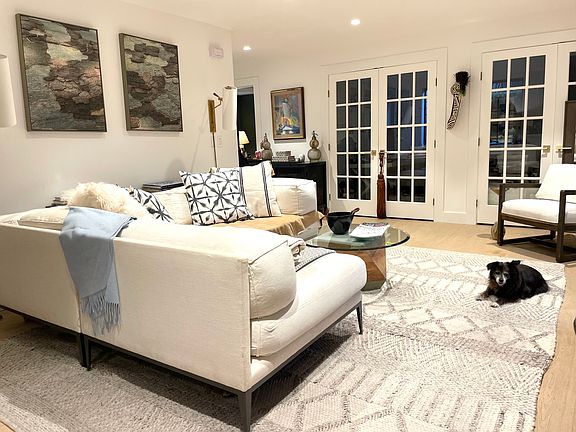 Large Living Room space 14' x 21.5' ft